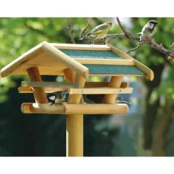 Dobar Futterhaus aus massivem Nadelholz mit grünem Bitumendach, inkl. Ständer