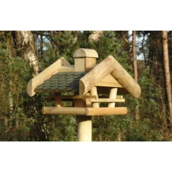 dobar Futterhaus mit grünem Bitumenschindeln und Futtersilo