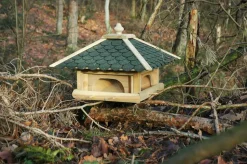 dobar Futterhaus mit grünen Bitumenschindeln inkl. Anflugstangen und 4 Futterbehältern