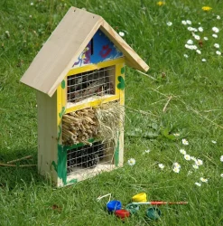 dobar Insektenhotel Bausatz mit Farbe - versch. Ausführungen