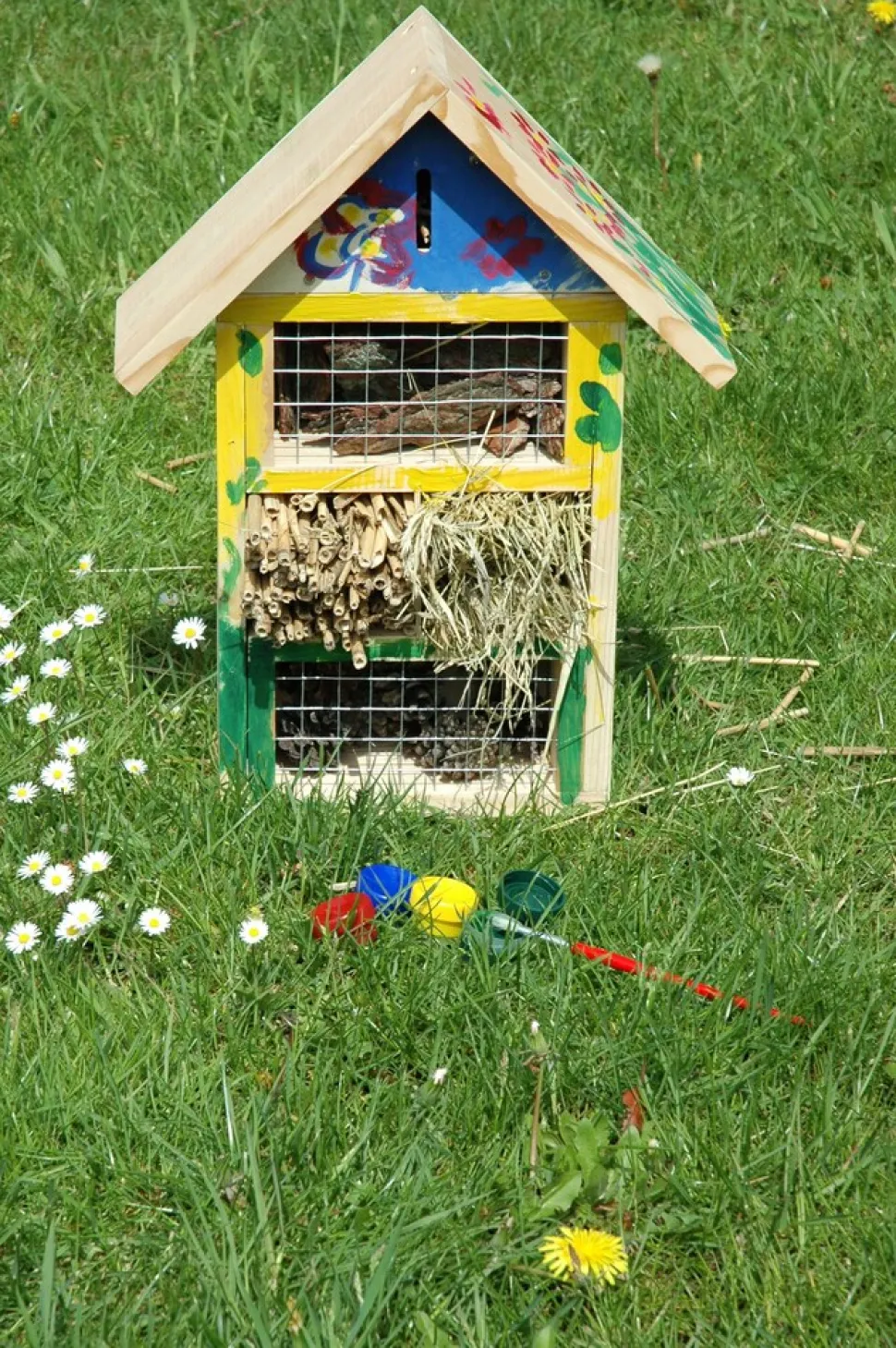 dobar Insektenhotel Bausatz mit Farbe - versch. Ausführungen