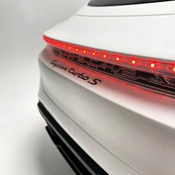 INJUSA Porsche Taycan 12V Elektroauto für Kinder ab 3 Jahren – Luxus Kinderauto mit Licht & Sound