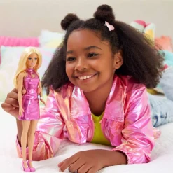Mattel HYT88 - Barbie - Fashionistas - Puppe mit rosa Metallic-Minikleid