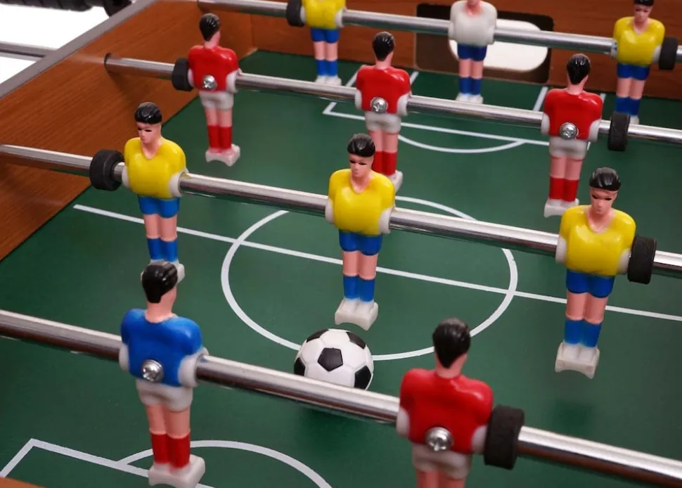 Mini Fußballkicker MCW-J68, Tischspiel Tischkicker inklusive Zubehör, Holz 51x31x10cm