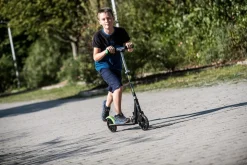 muuwmi Aluminium Scooter Neon – Tretroller, 180 mm, ABEC 5, GS-geprüft, höhenverstellbar, LED-Leuchtrollen, grün-schwarz