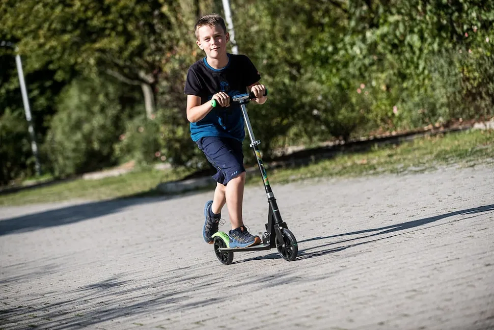 muuwmi Aluminium Scooter Neon – Tretroller, 180 mm, ABEC 5, GS-geprüft, höhenverstellbar, LED-Leuchtrollen, grün-schwarz