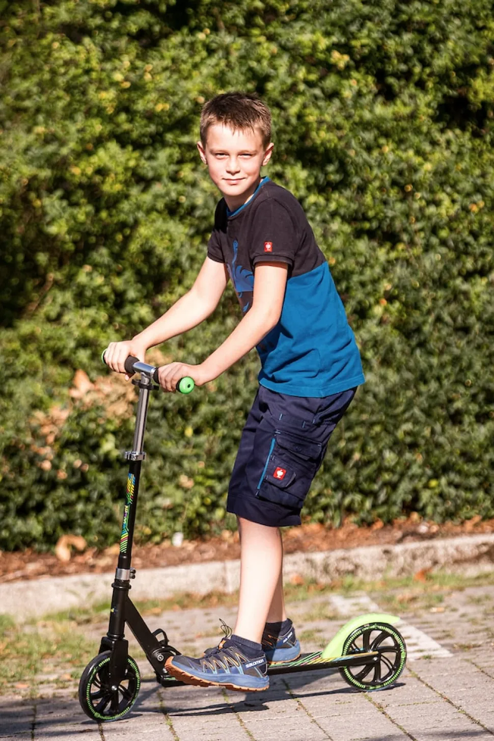 muuwmi Aluminium Scooter Neon – Tretroller, 180 mm, ABEC 5, GS-geprüft, höhenverstellbar, LED-Leuchtrollen, grün-schwarz