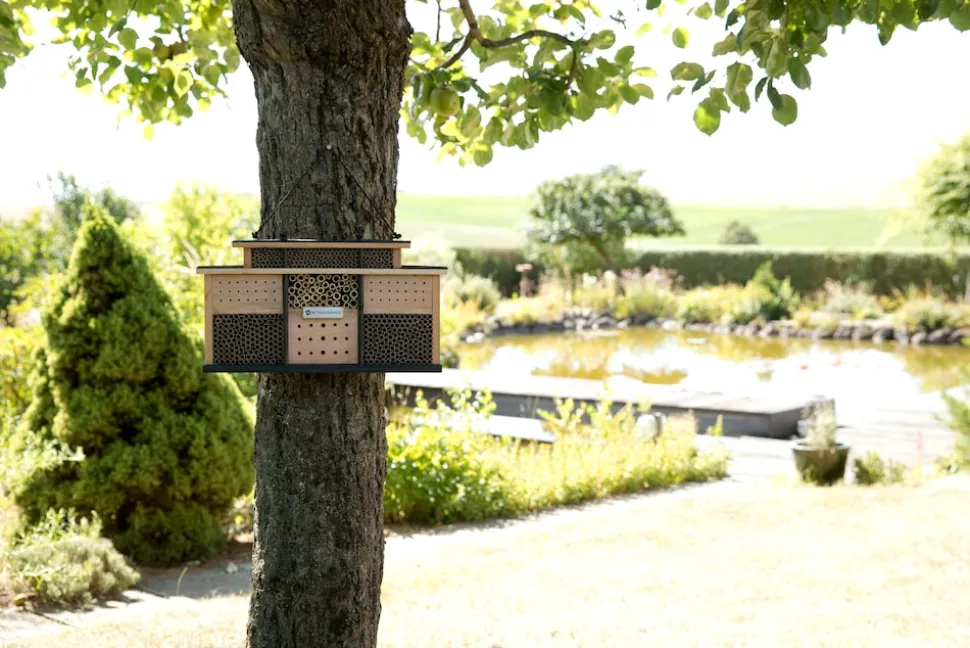 WONDERMAKE® Design Insektenhotel aus Holz mit 7 Zimmern und Terrasse, Bienenhotel groß hängend Nisthilfe für Wildbienen, 48 x 10,5 x 27 cm, braun schwarz